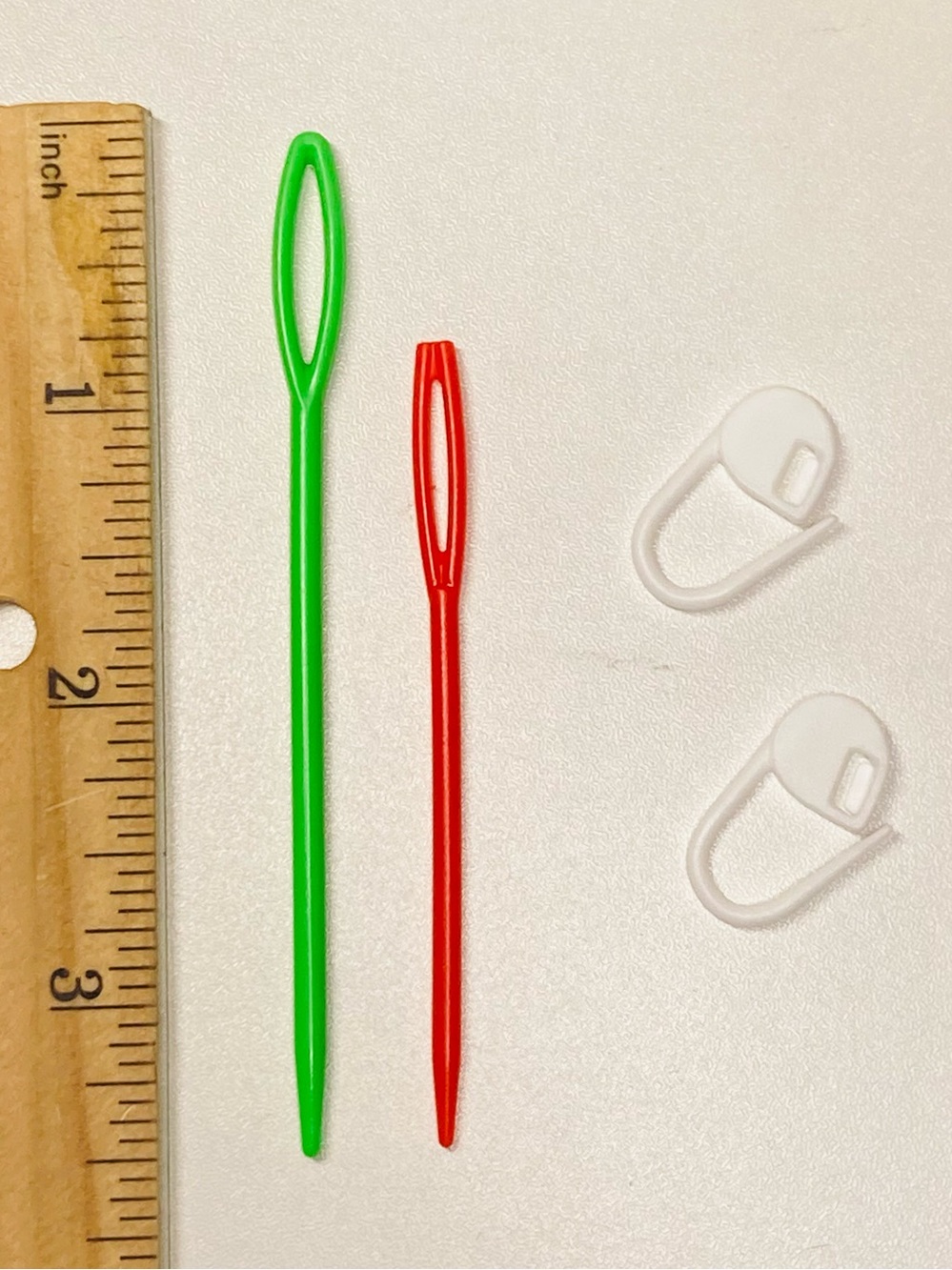 5 for $10: NEW‎ 2 Stitch Savers (Plastic) AND 2 Different Sized Yarn Needles